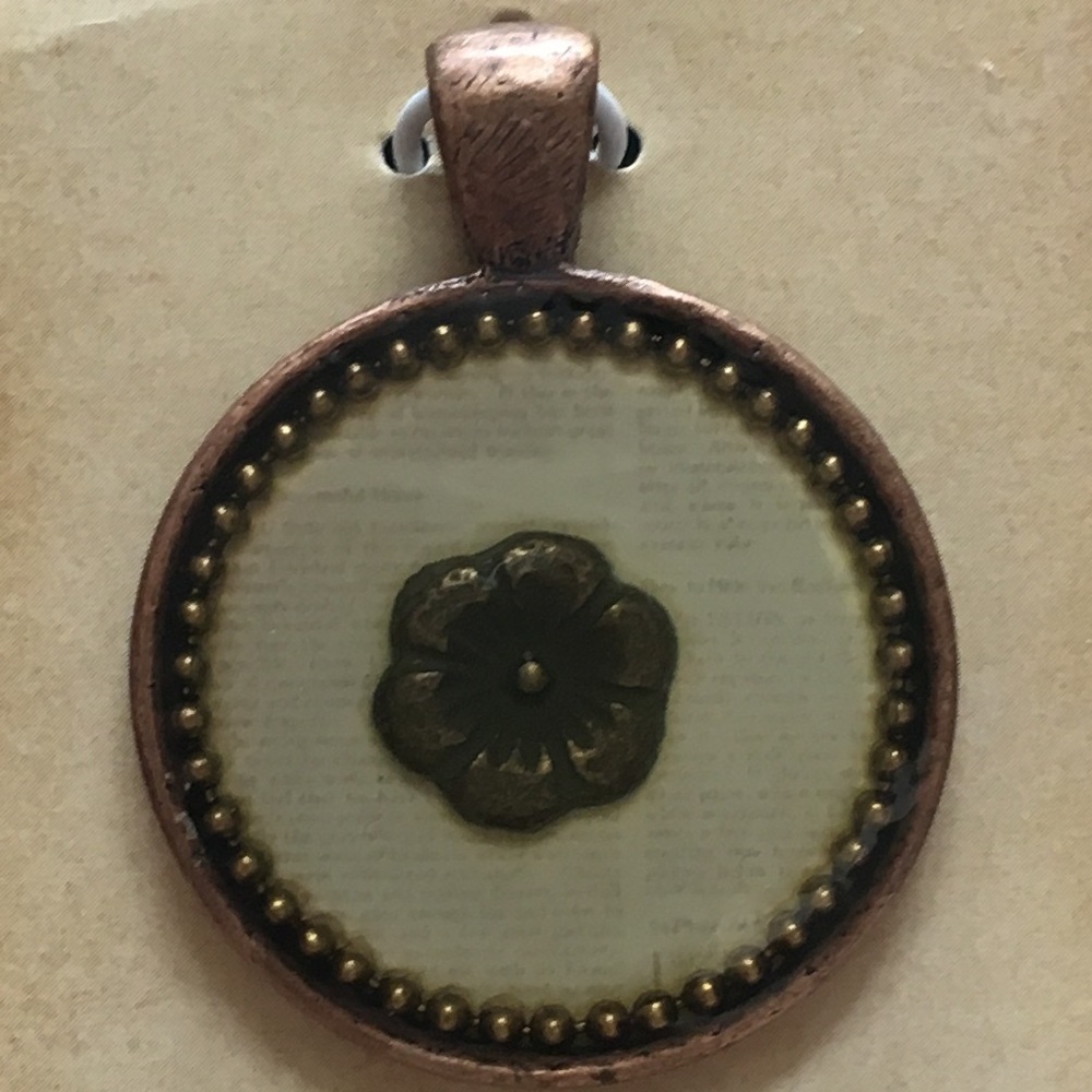 NWT Retro style metal flower pendant